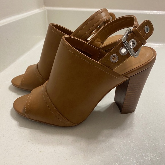 Le Chateau Shoes - Picture 3 of 6